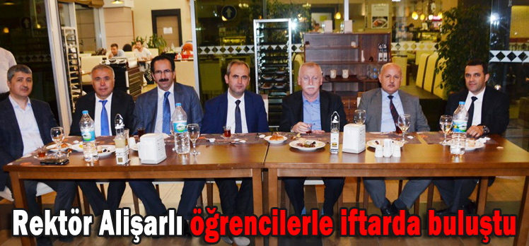 Rektör Alişarlı öğrencilerle iftarda buluştu