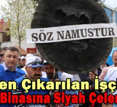 İşten Çıkarılan İşçiler Belediye Binasına Siyah Çelenk Bıraktı