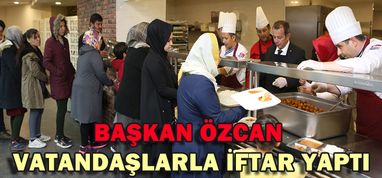 Başkan Özcan, vatandaşlarla iftar yaptı