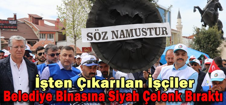 İşten Çıkarılan İşçiler Belediye Binasına Siyah Çelenk Bıraktı