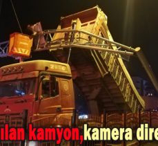 Damperi açılan kamyon,kamera direğine çarptı