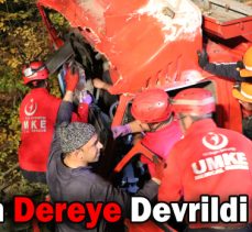 Kamyon Dereye Devrildi: 2 yaralı