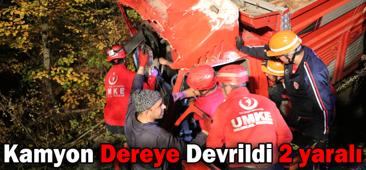 Kamyon Dereye Devrildi: 2 yaralı