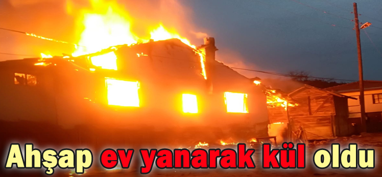 Ahşap ev yanarak kül oldu