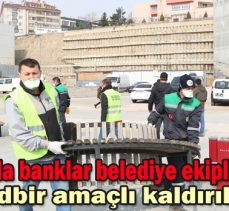 Bolu’da banklar belediye ekiplerince tedbir amaçlı kaldırıldı