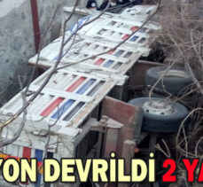 KAMYON DEVRİLDİ: 2 YARALI