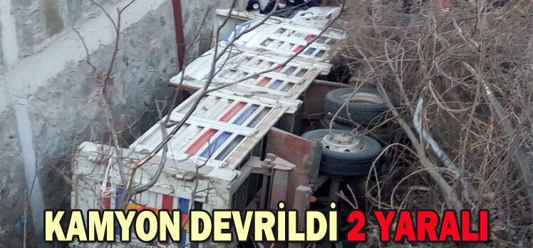 KAMYON DEVRİLDİ: 2 YARALI