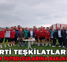 AK PARTİ TEŞKİLATLARINDAN BOLUSPOR FUTBOLCULARINA BAKLAVA İKRAMI